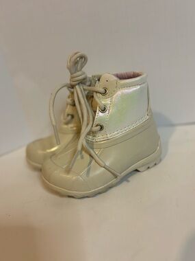 Sperry Kids Iridescent Cream Lace-Up Ankle Boots